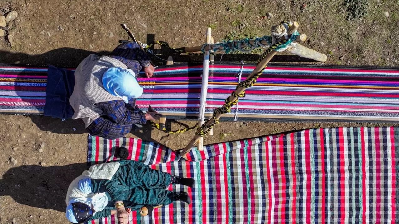 Evinin bahçesindeki tezgahta asırlık yöntemle kilim dokuyor 14