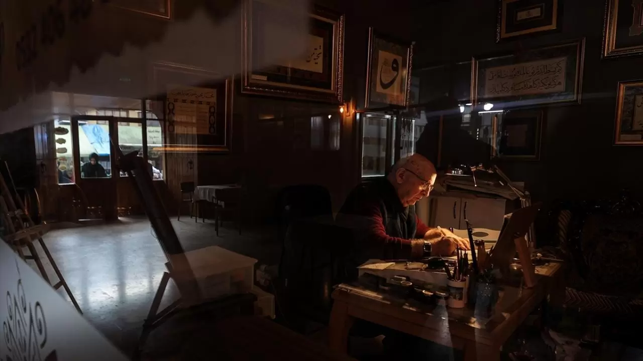 Emekli öğretmen hayranlık duyduğu hat sanatını öğrenip atölye kurdu 6