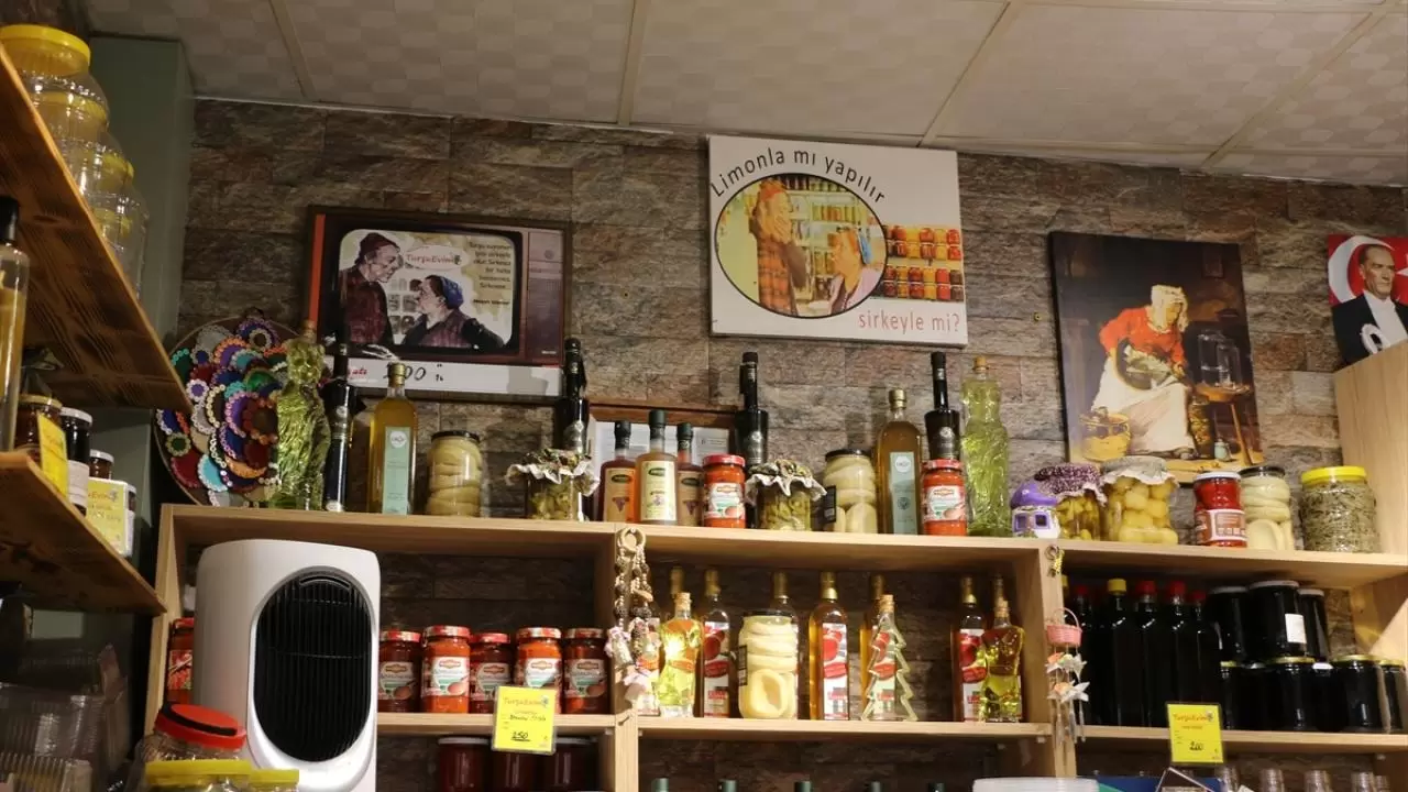 Karşılıklı turşu dükkanı işleten çiftin hikayesi "Neşeli Günler" filmini hatırlatıyor 9