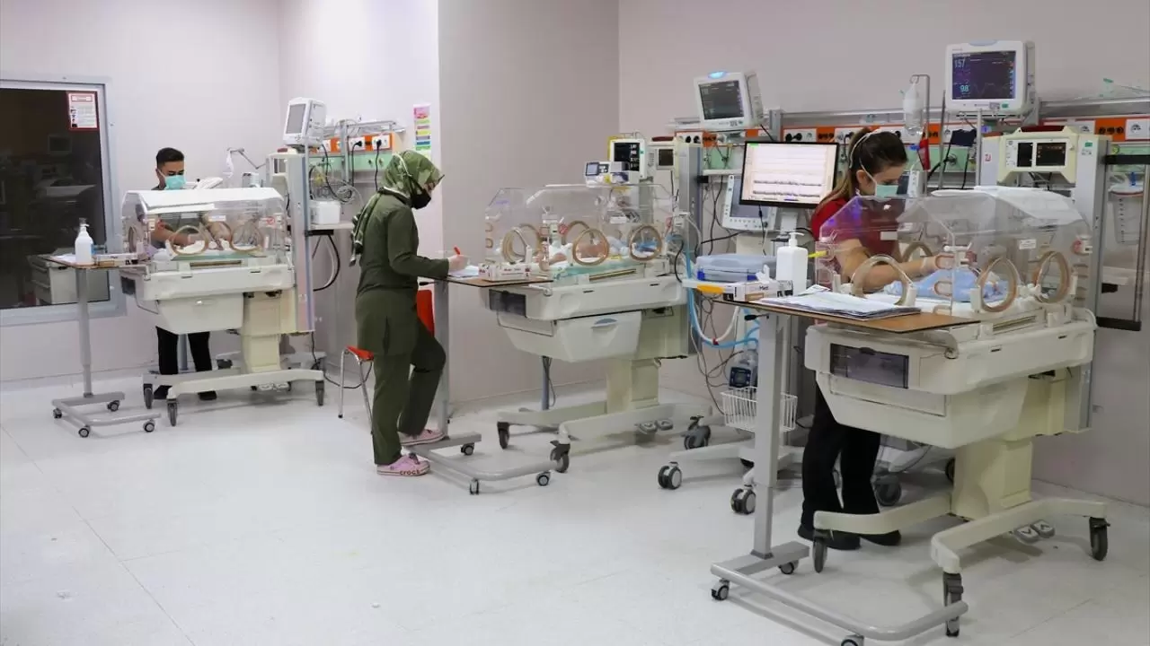 Prematüre ikiz bebekler, sağlık çalışanlarının "şefkat nöbeti" ile hayata tutundu 13
