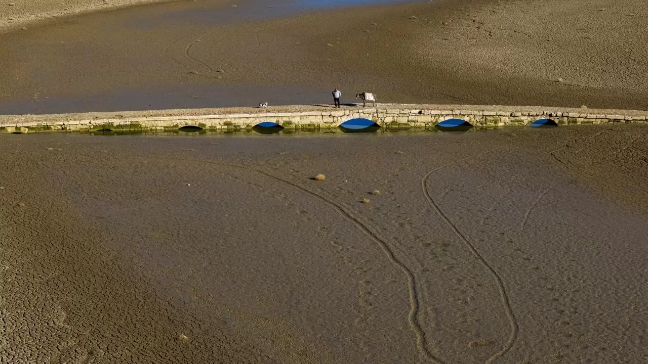 Barajda su çekildi, 600 yıllık köprü yeniden ortaya çıktı 8