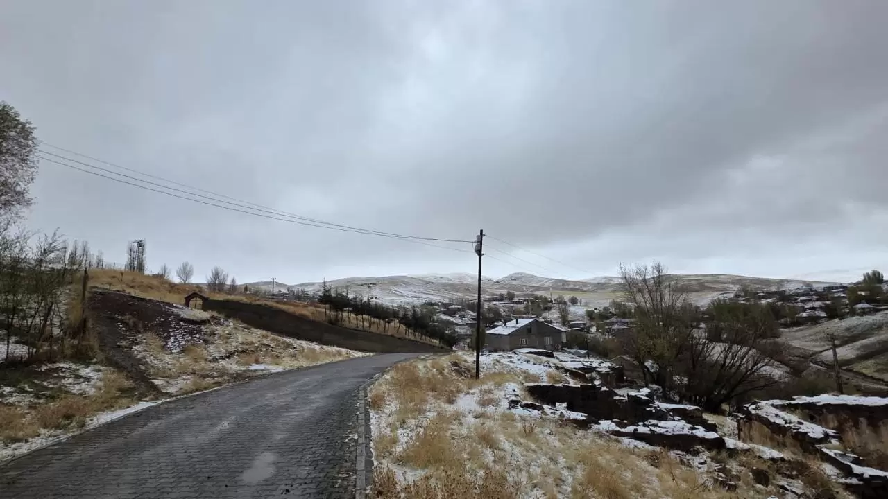 Doğu’da kış yüzünü gösterdi: 3 il beyaza büründü 9