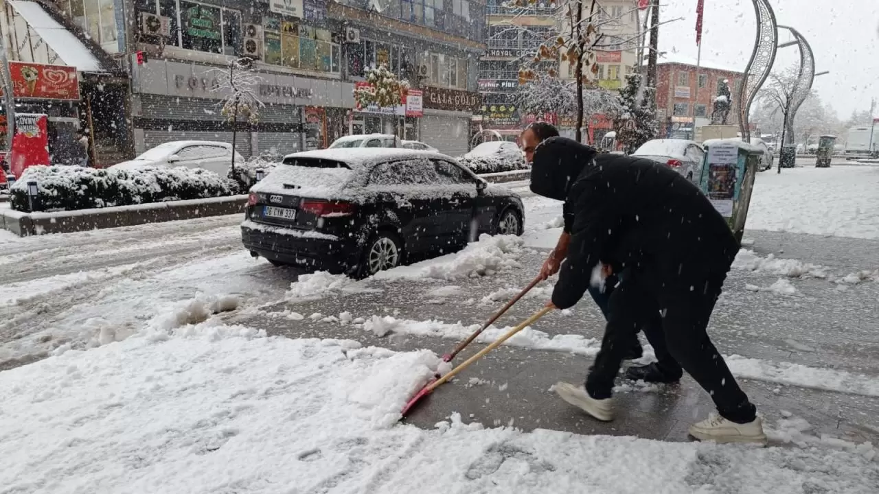 Doğu’da kış yüzünü gösterdi: 3 il beyaza büründü 14