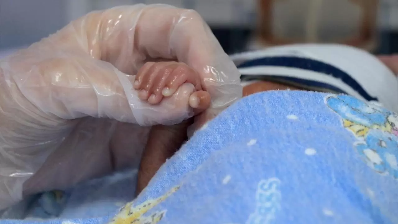 Prematüre ikiz bebekler, sağlık çalışanlarının "şefkat nöbeti" ile hayata tutundu 9
