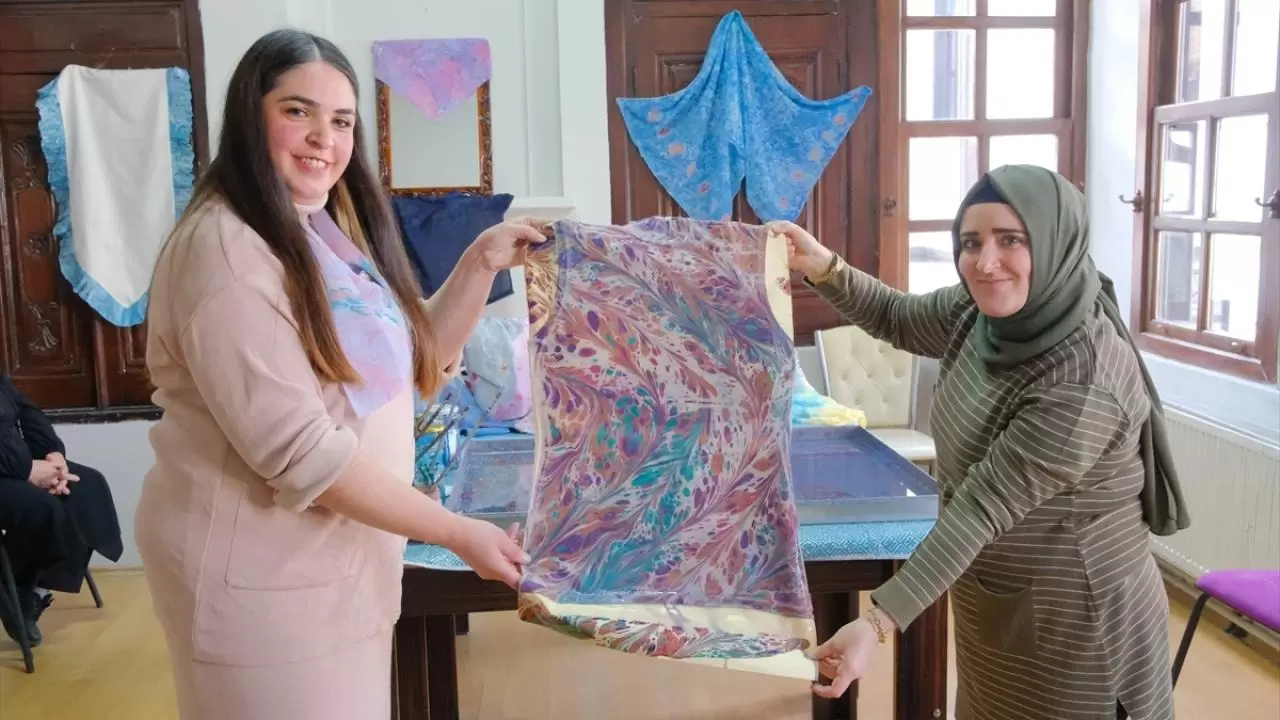 Çorum'da eskiyen kıyafetler ebru desenleriyle yenileniyor 7