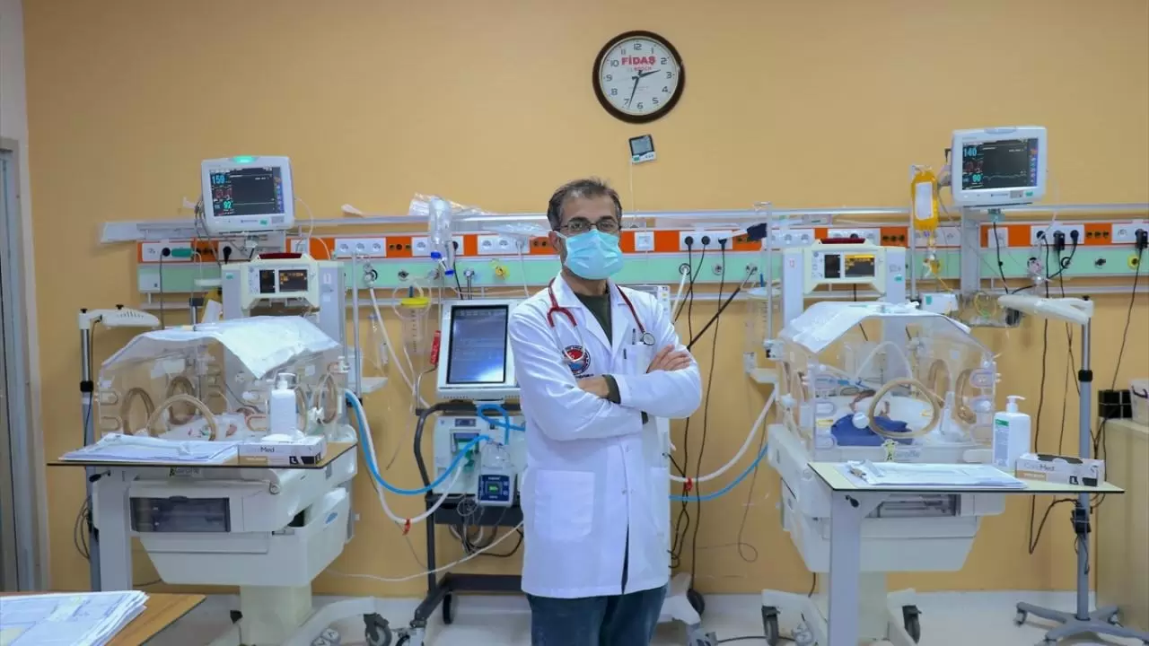 Prematüre ikiz bebekler, sağlık çalışanlarının "şefkat nöbeti" ile hayata tutundu 7