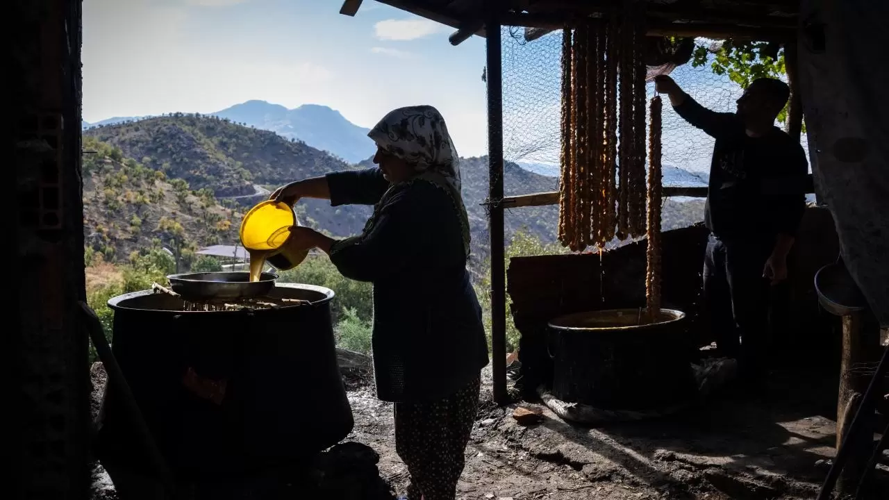 Sason’da kış hazırlığı: Cevizli sucuk ve pestil mesaisi 3