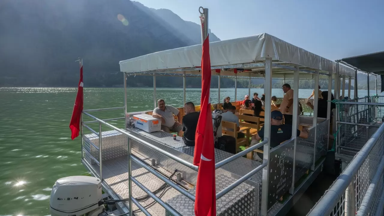 Doğaseverler Karacaören 2 Baraj Gölü'nü tekneyle geziyor 1