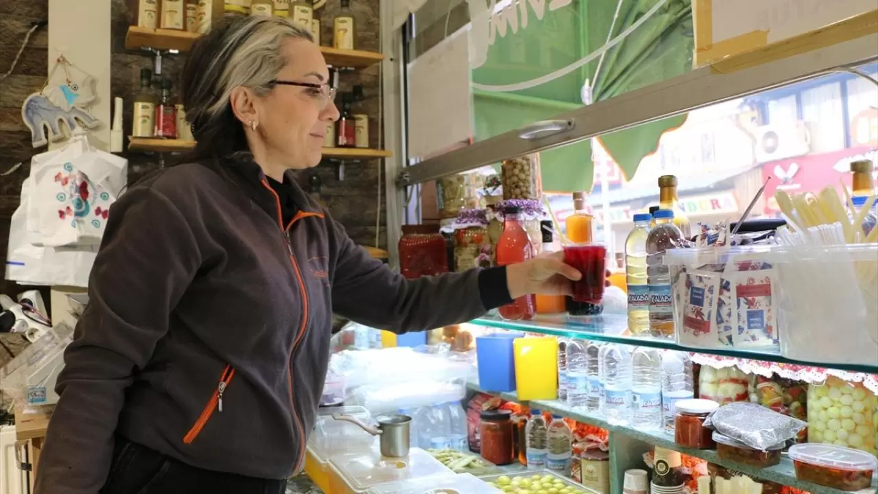 Karşılıklı turşu dükkanı işleten çiftin hikayesi "Neşeli Günler" filmini hatırlatıyor 5