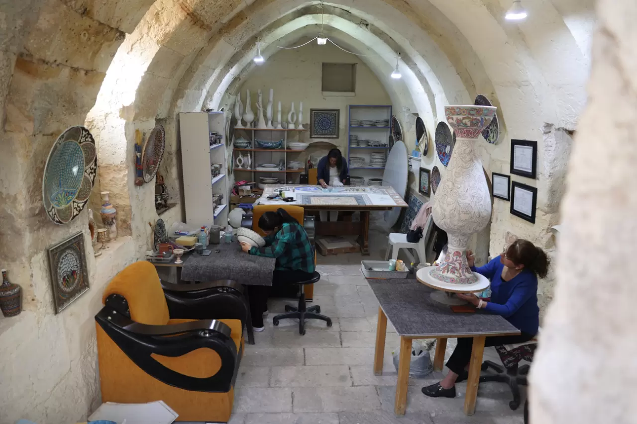 Tarihi konak kadın çini ustalarına sanat atölyesi oldu 3