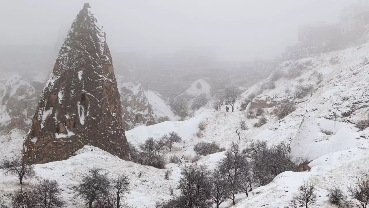 Kapadokya’da mevsimin ilk karı peribacalarını beyaza bürüdü: Masalsı manzaralar turistlerin ilgisini çekti 2