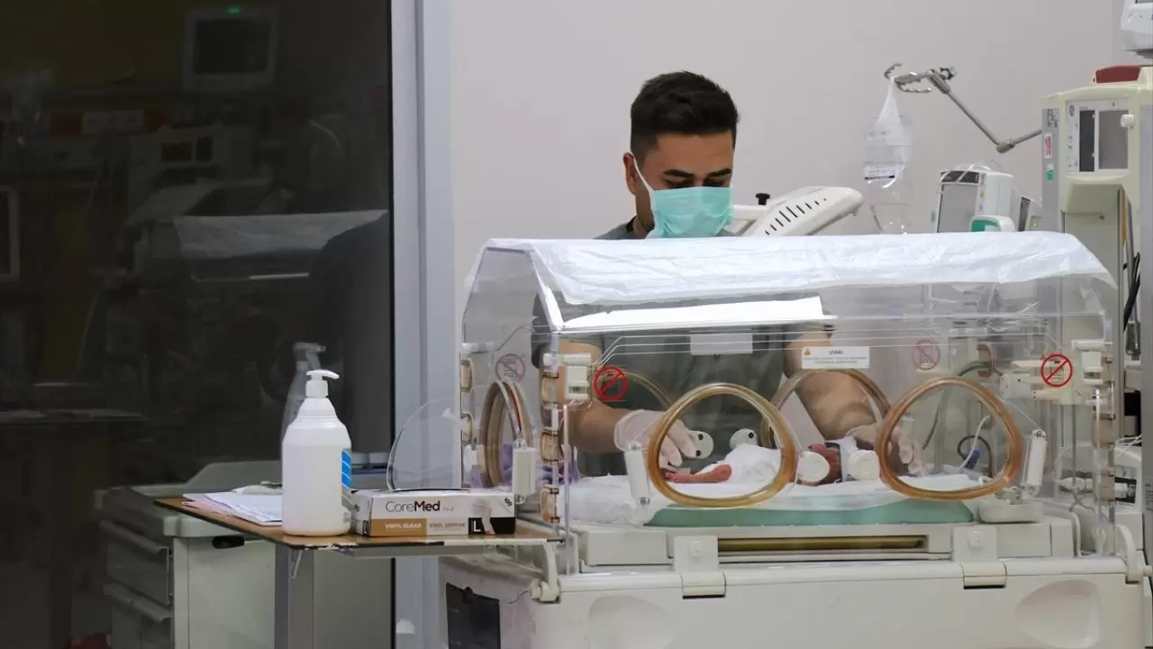 Prematüre ikiz bebekler, sağlık çalışanlarının "şefkat nöbeti" ile hayata tutundu 8