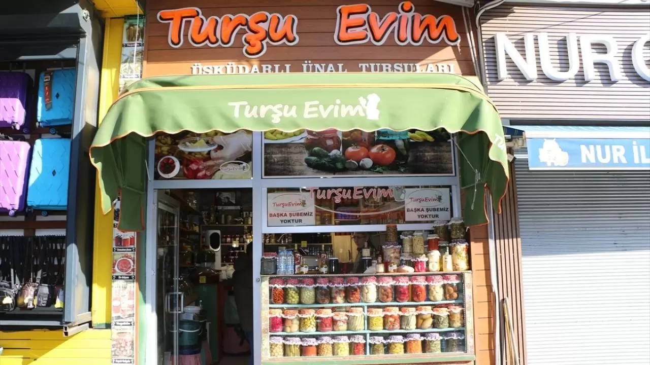 Karşılıklı turşu dükkanı işleten çiftin hikayesi "Neşeli Günler" filmini hatırlatıyor 1