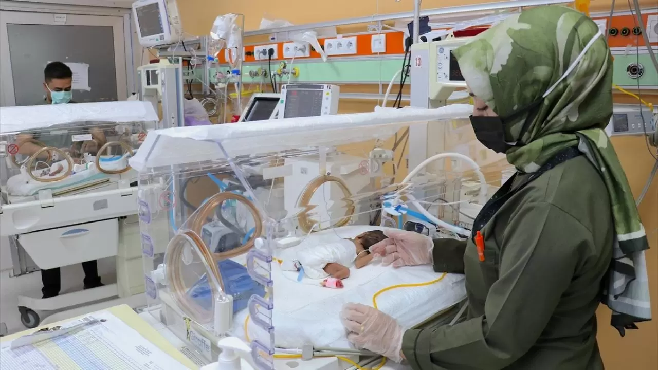 Prematüre ikiz bebekler, sağlık çalışanlarının "şefkat nöbeti" ile hayata tutundu 6