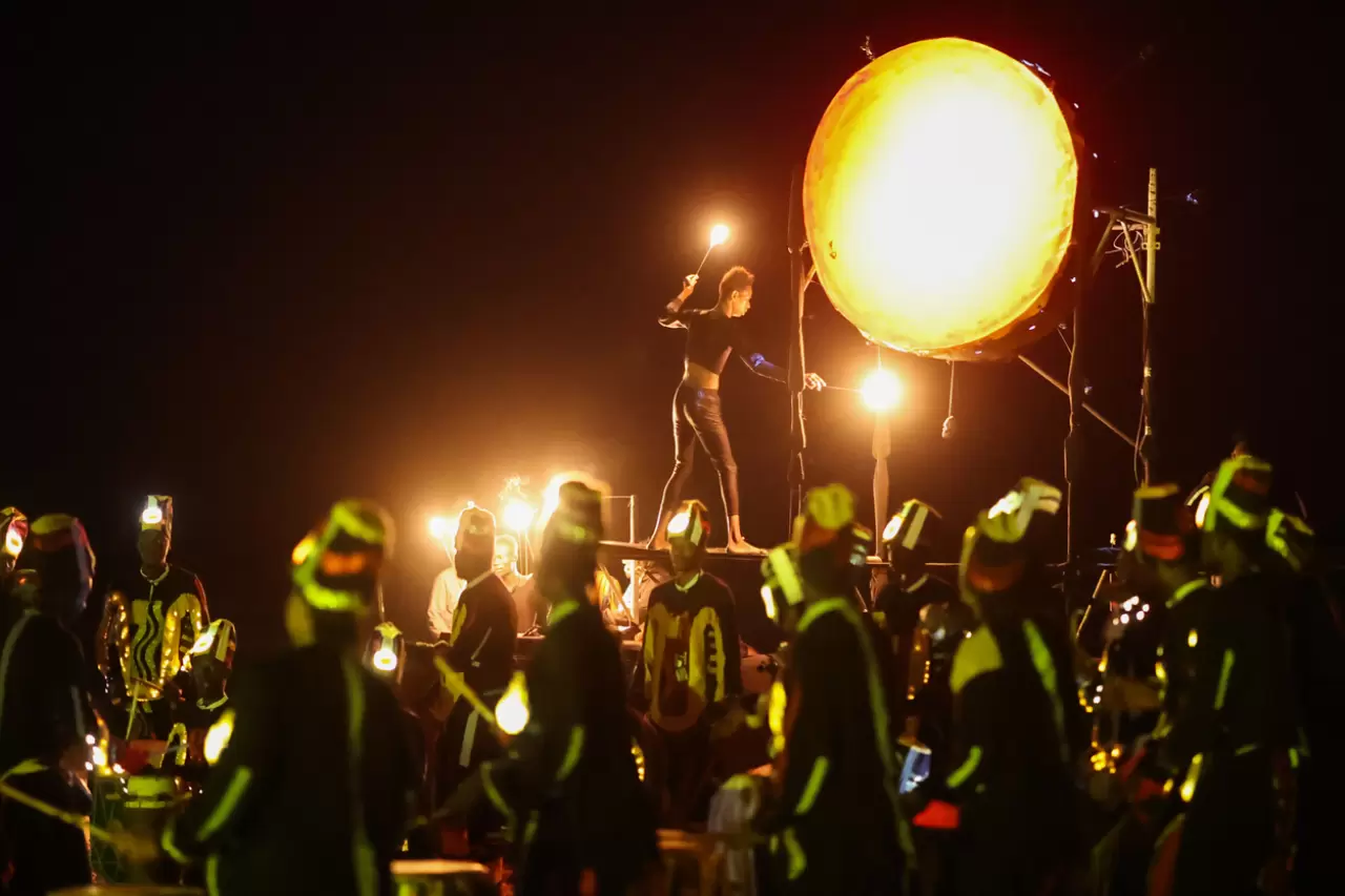 Senegal'de okyanus kenarında ateş gösterisi düzenlendi 4