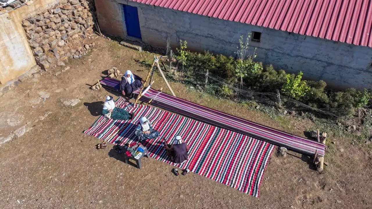 Evinin bahçesindeki tezgahta asırlık yöntemle kilim dokuyor 1