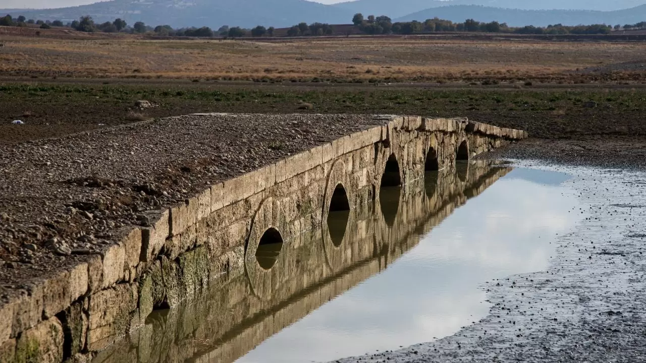 Barajda su çekildi, 600 yıllık köprü yeniden ortaya çıktı 9