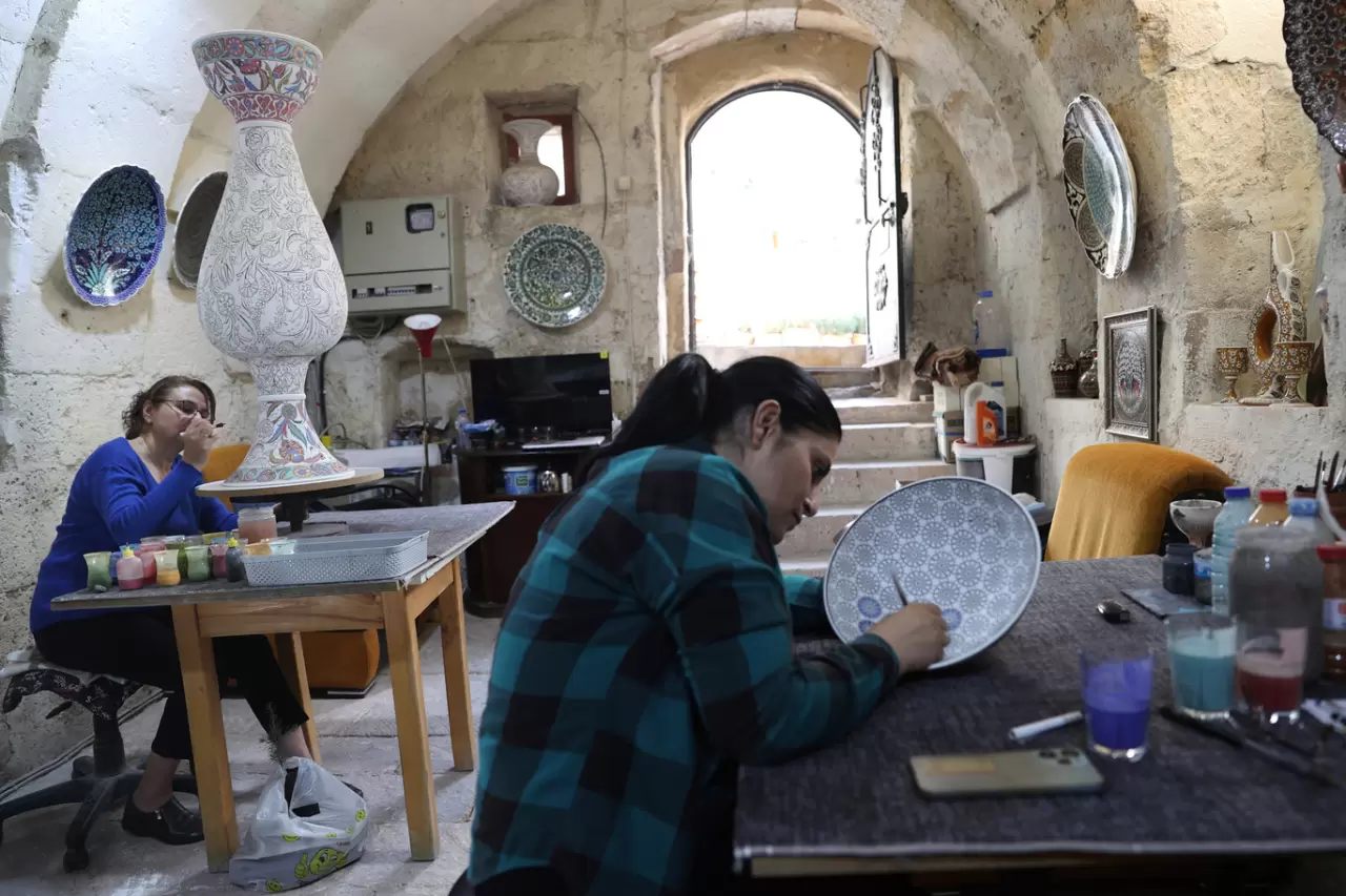 Tarihi konak kadın çini ustalarına sanat atölyesi oldu 2