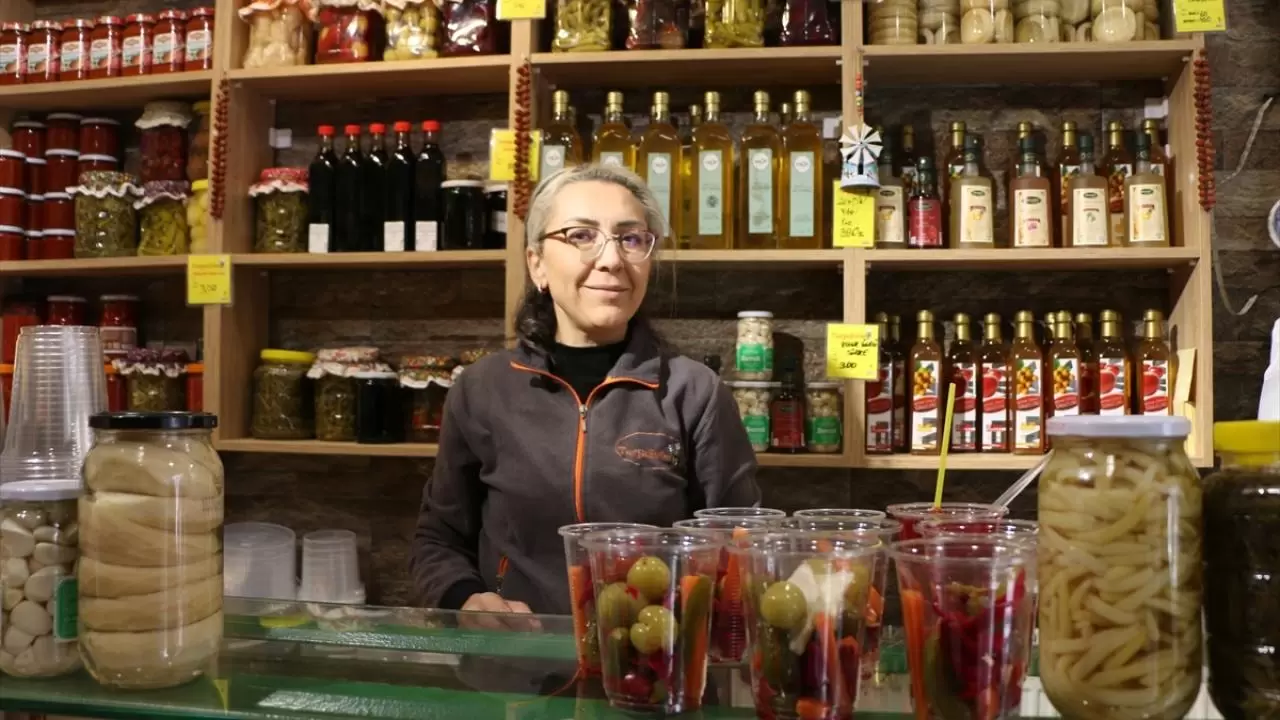 Karşılıklı turşu dükkanı işleten çiftin hikayesi "Neşeli Günler" filmini hatırlatıyor 3