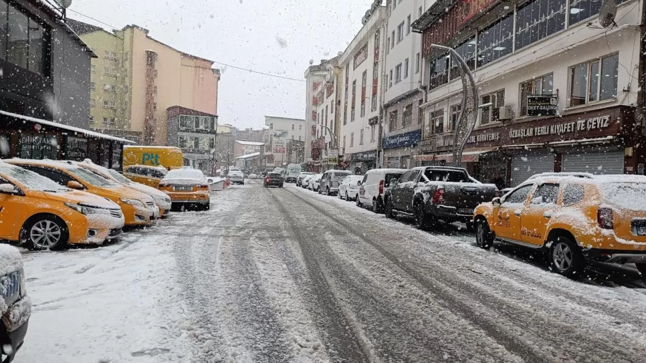 Doğu’da kış yüzünü gösterdi: 3 il beyaza büründü 15