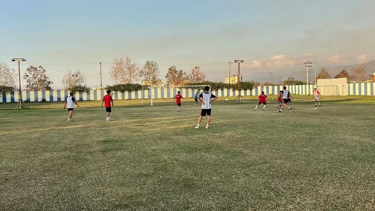 Hatay’da baba-oğul sahada! 42 yaşındaki baba, 16 yaşındaki oğluyla aynı takımda gol peşinde 5