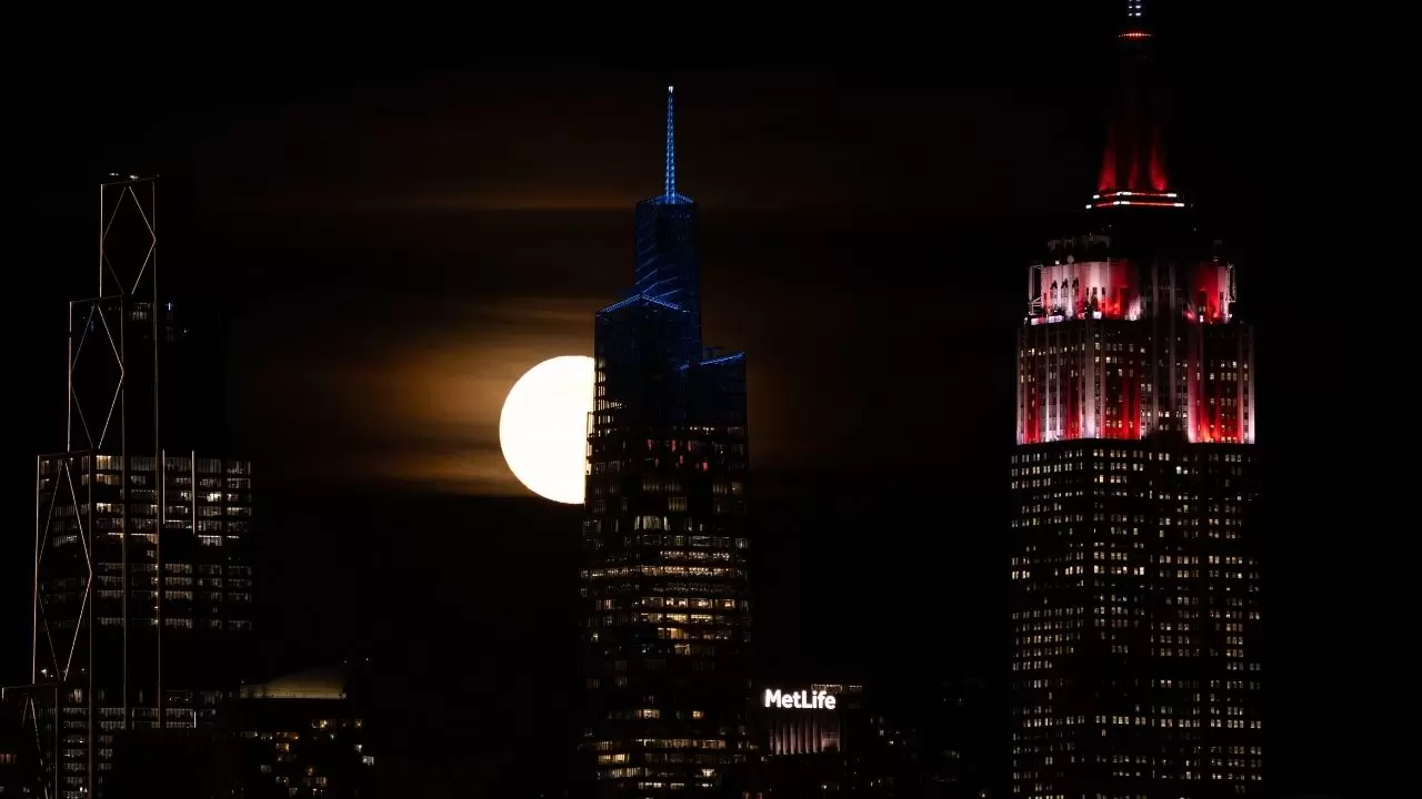 New York’ta “Kunduz Ayı” büyüledi: Gökyüzünde muhteşem dolunay manzarası 4