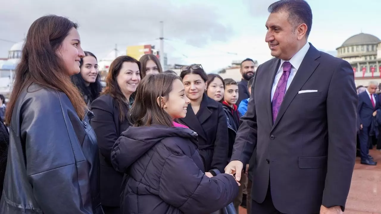 Taksim’de anlamlı tören: Öğretmenler günü için Cumhuriyet Anıtı'na çelenk bırakıldı 2