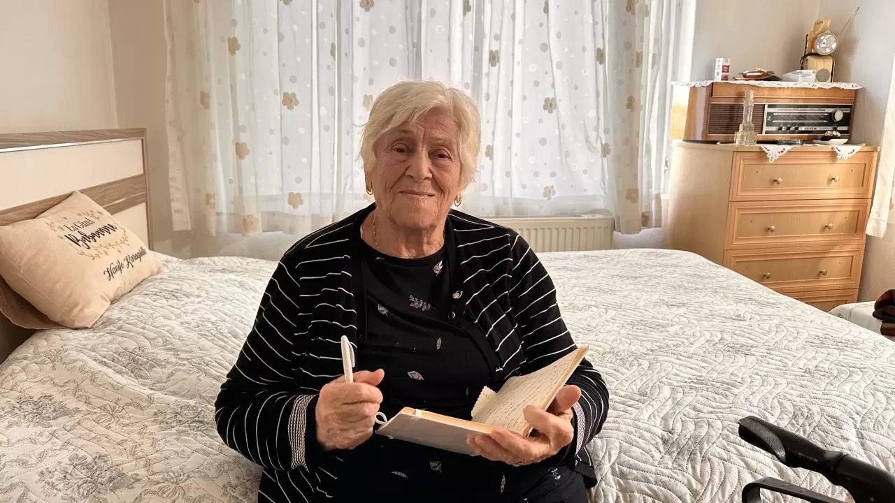 97 yaşındaki Hanife teyze 30 yıldır günlük tutuyor 6