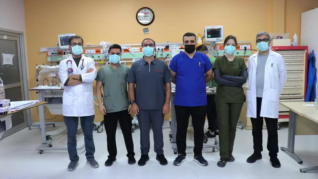 Prematüre ikiz bebekler, sağlık çalışanlarının "şefkat nöbeti" ile hayata tutundu 1