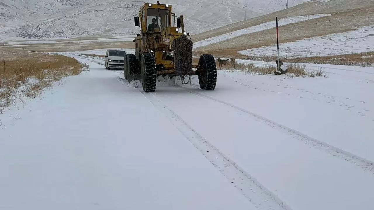 Doğu’da kış yüzünü gösterdi: 3 il beyaza büründü 17