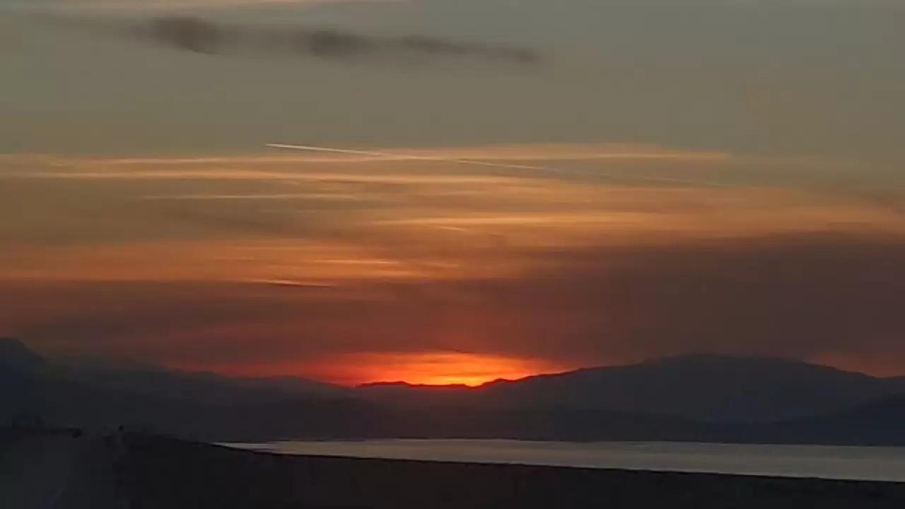 Van'da büyüleyici günbatımı: Gökyüzü kızıla boyandı 4