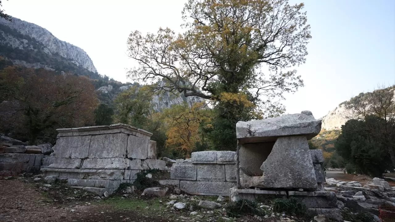 Termessos'taki iki anıt mezar ayağa kaldırılıyor 12