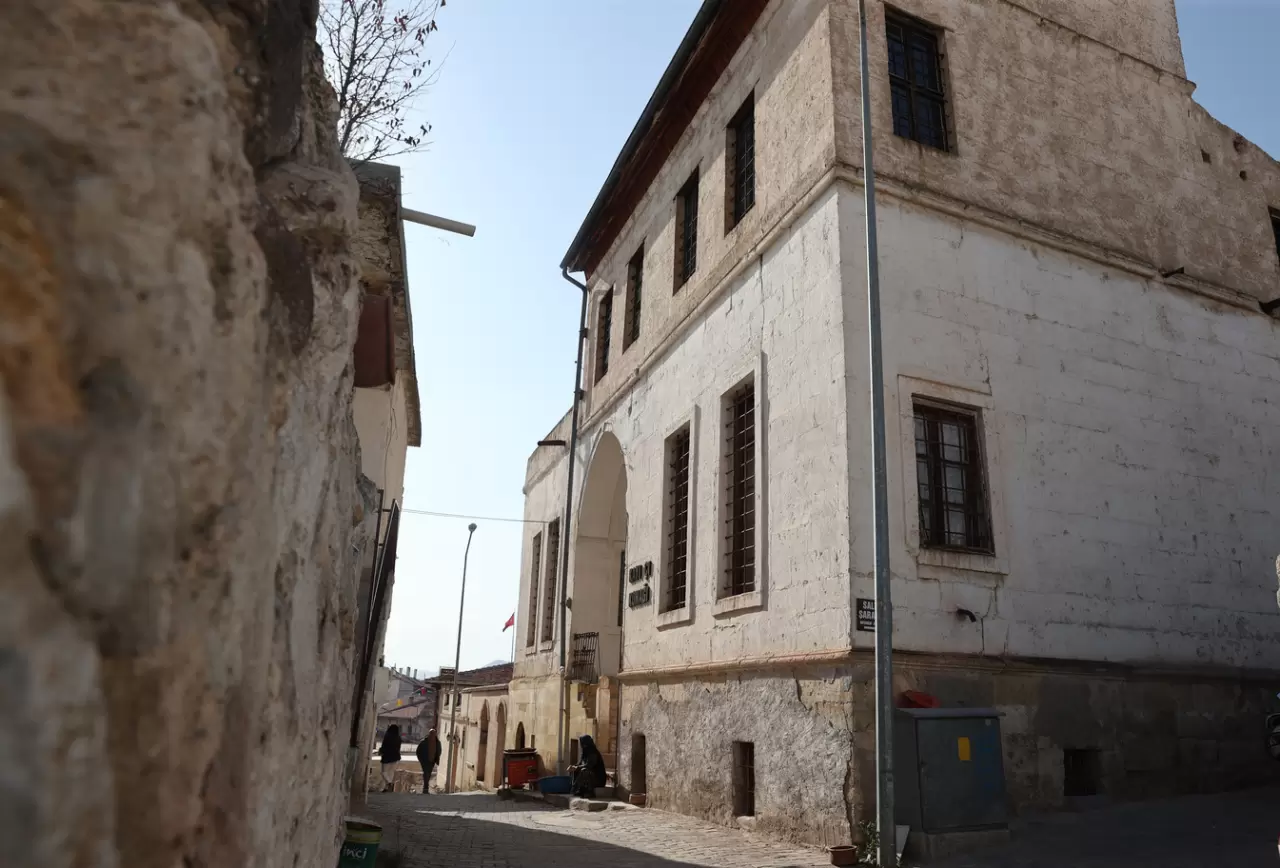 Tarihi konak kadın çini ustalarına sanat atölyesi oldu 1