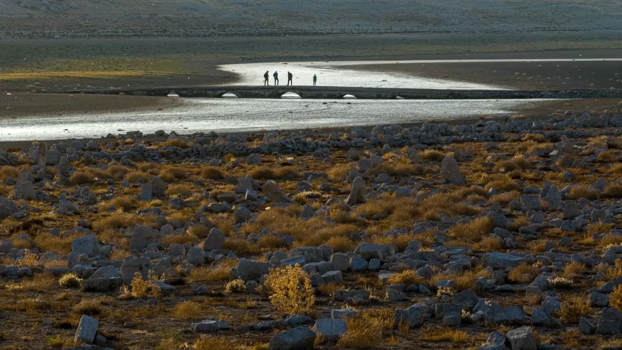 Barajda su çekildi, 600 yıllık köprü yeniden ortaya çıktı 3