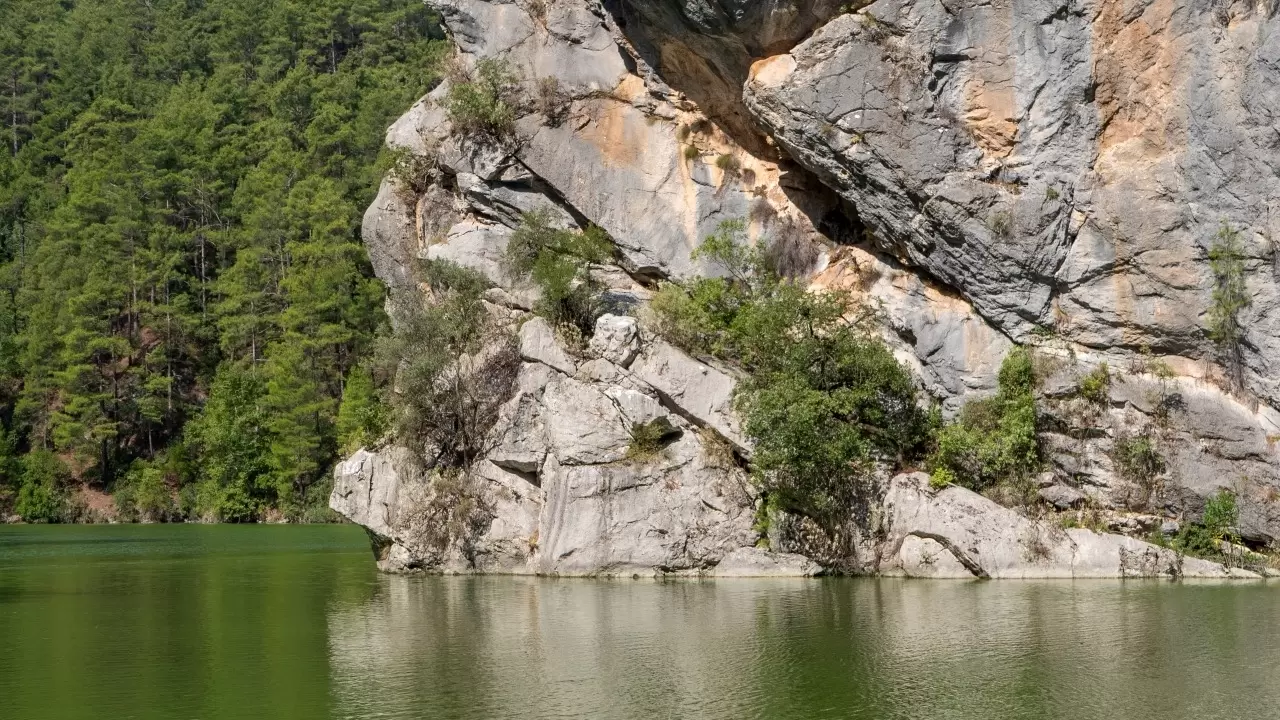 Doğaseverler Karacaören 2 Baraj Gölü'nü tekneyle geziyor 5
