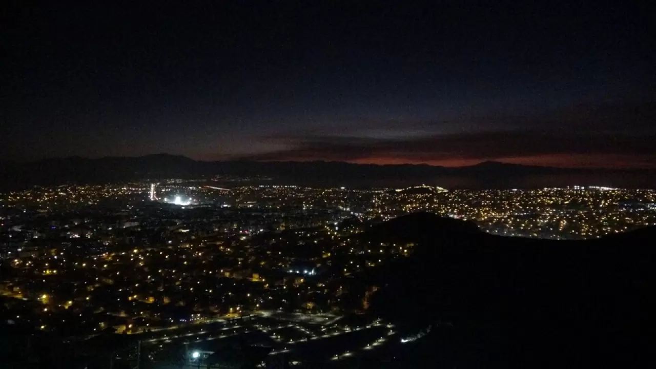 Van'da büyüleyici günbatımı: Gökyüzü kızıla boyandı 7