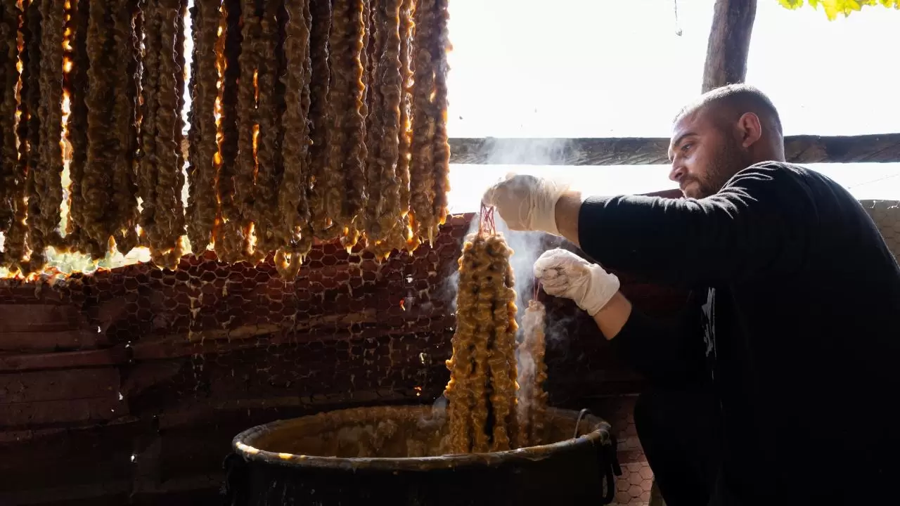 Sason’da kış hazırlığı: Cevizli sucuk ve pestil mesaisi 7