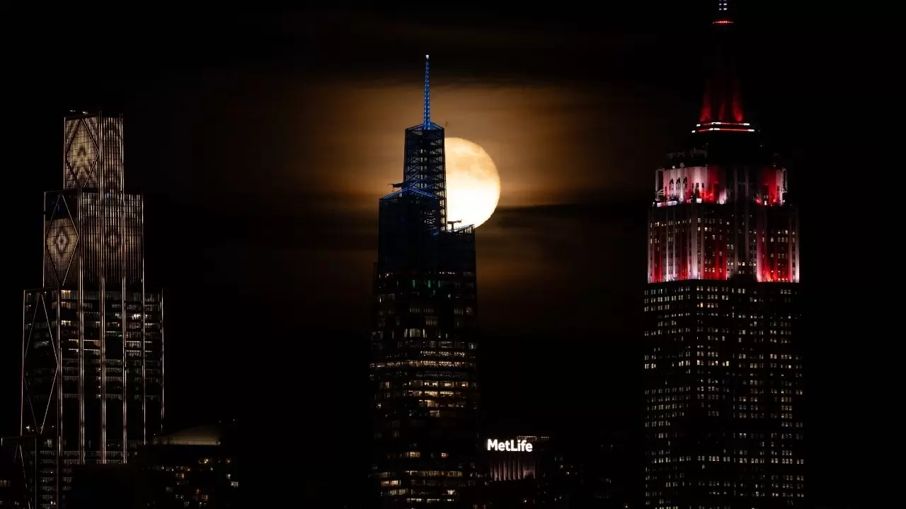 New York’ta “Kunduz Ayı” büyüledi: Gökyüzünde muhteşem dolunay manzarası 2