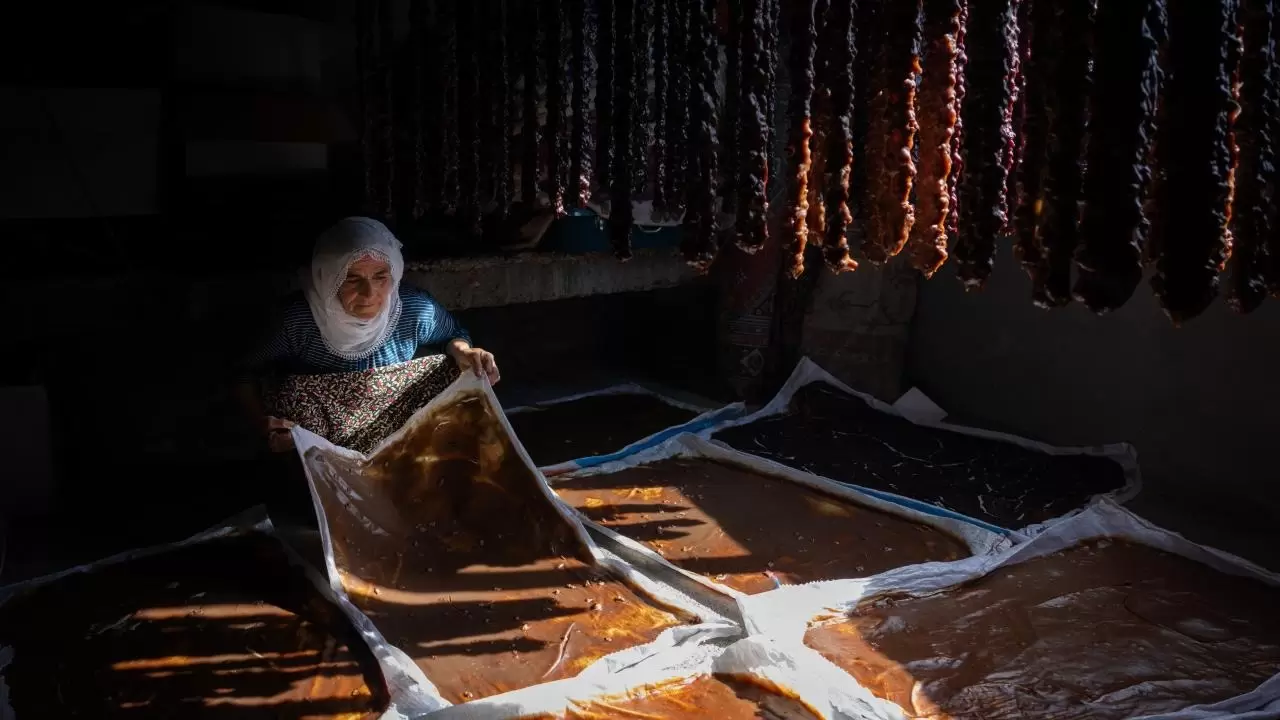 Sason’da kış hazırlığı: Cevizli sucuk ve pestil mesaisi 9