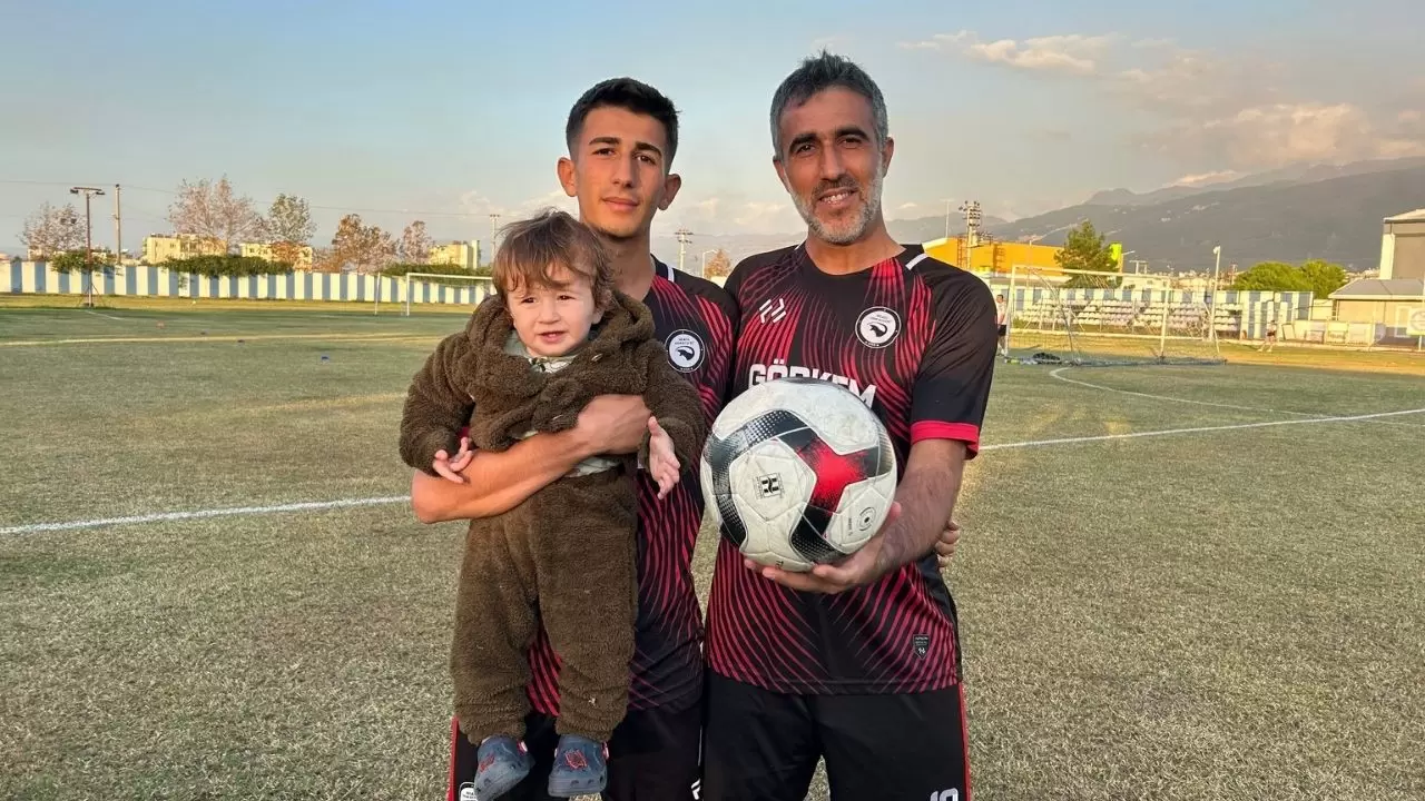 Hatay’da baba-oğul sahada! 42 yaşındaki baba, 16 yaşındaki oğluyla aynı takımda gol peşinde 6