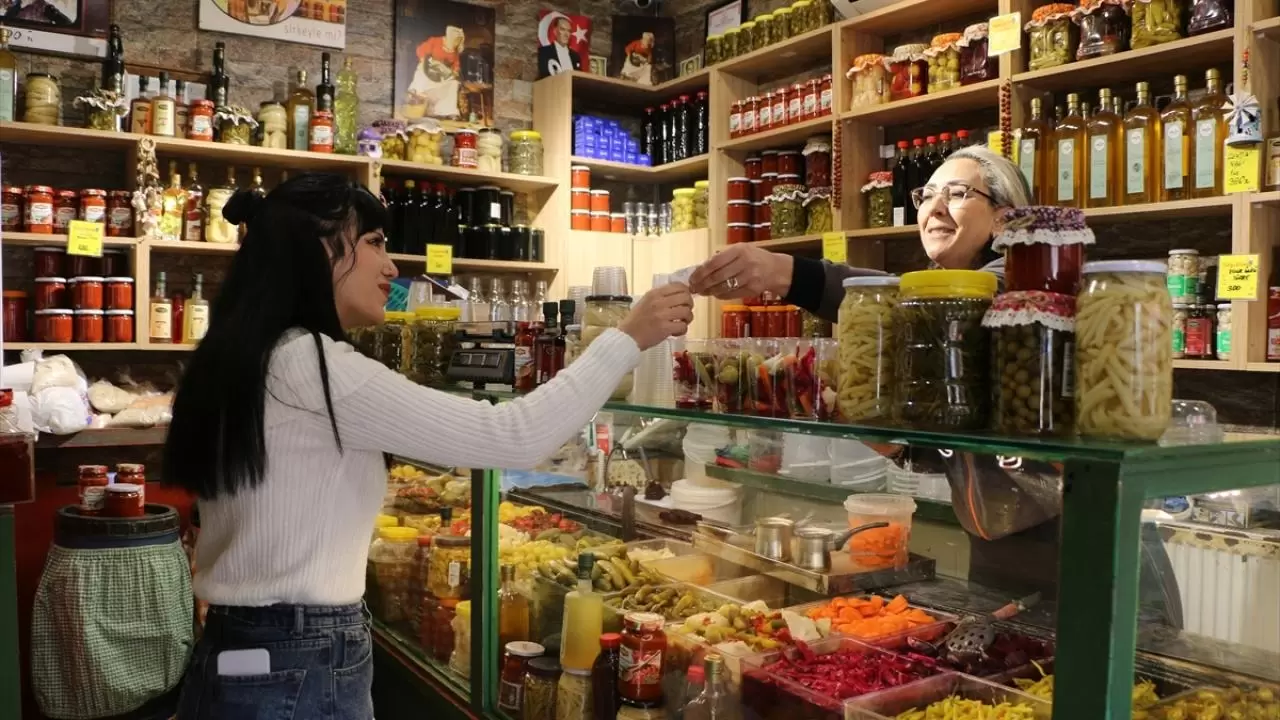 Karşılıklı turşu dükkanı işleten çiftin hikayesi "Neşeli Günler" filmini hatırlatıyor 11