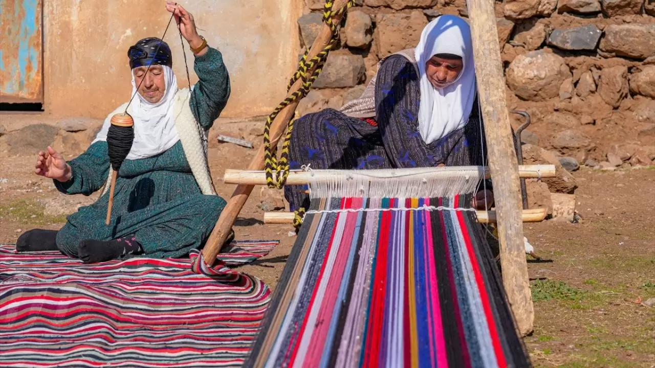 Evinin bahçesindeki tezgahta asırlık yöntemle kilim dokuyor 13