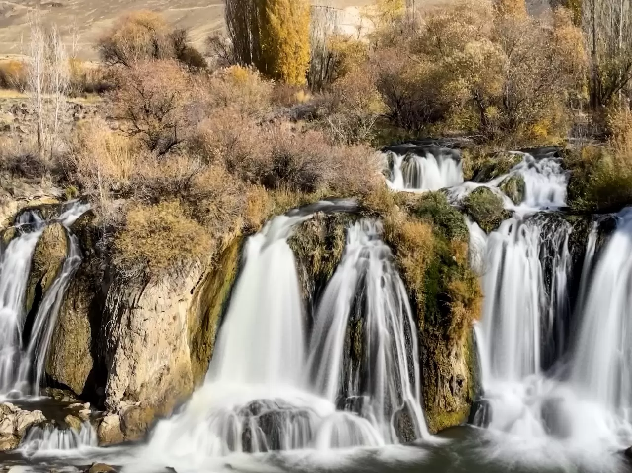 Muradiye Şelalesi sonbaharın renklerine büründü 1