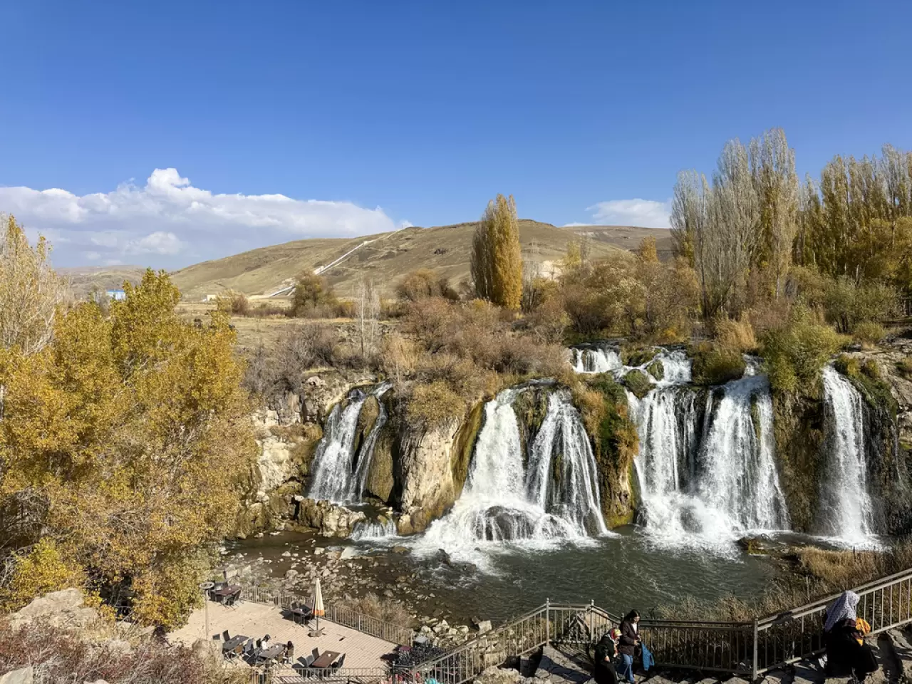 Muradiye Şelalesi sonbaharın renklerine büründü 2