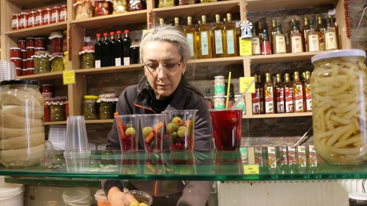 Karşılıklı turşu dükkanı işleten çiftin hikayesi "Neşeli Günler" filmini hatırlatıyor 4