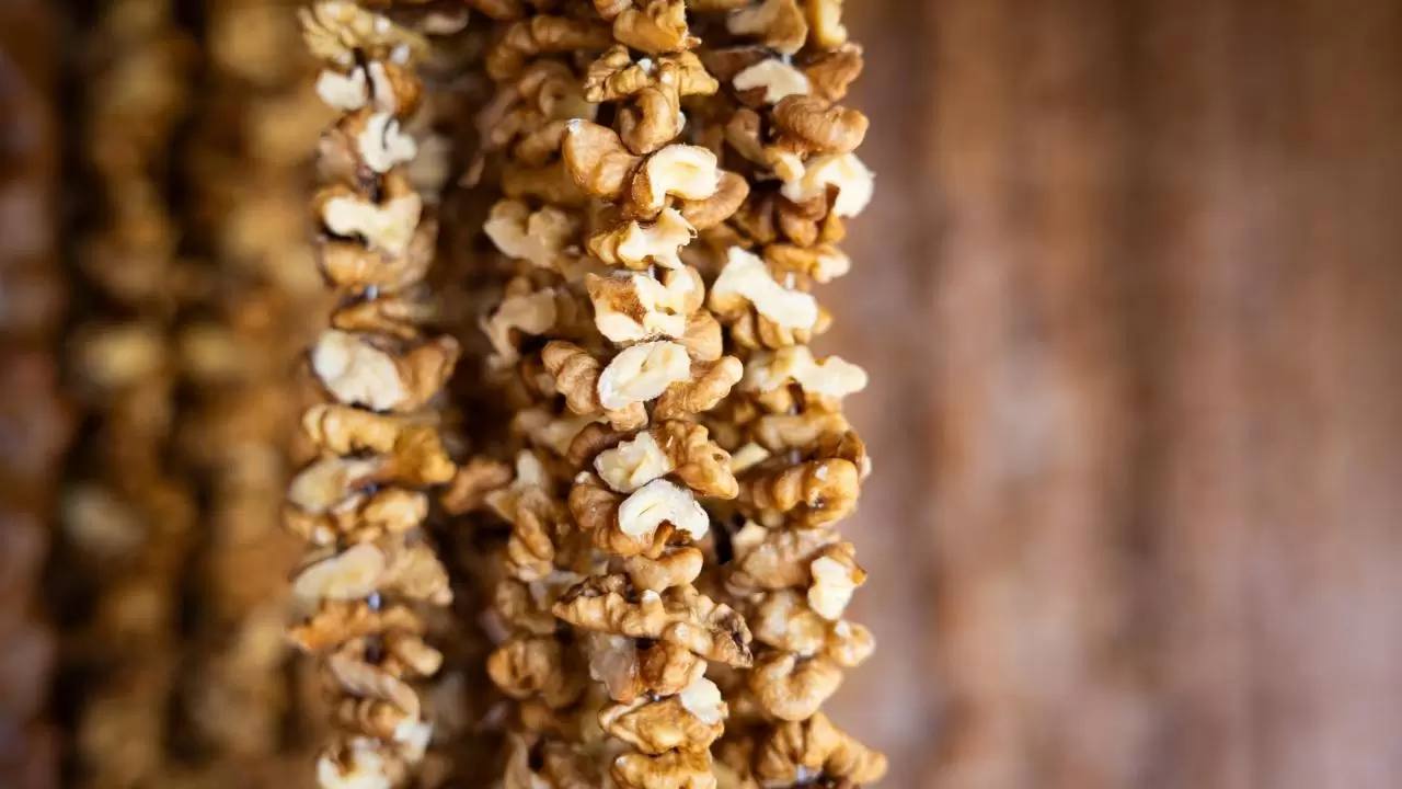 Sason’da kış hazırlığı: Cevizli sucuk ve pestil mesaisi 4