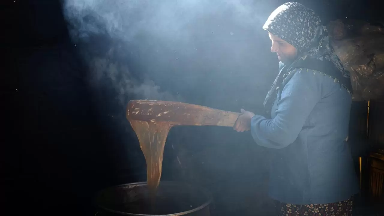 Sason’da kış hazırlığı: Cevizli sucuk ve pestil mesaisi 2