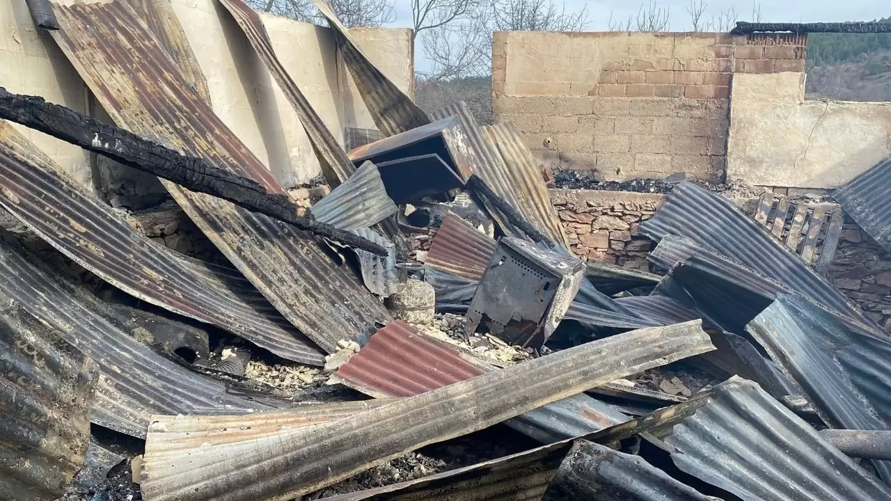 Alevlere teslim olan evde yanarak hayatını kaybetti 8