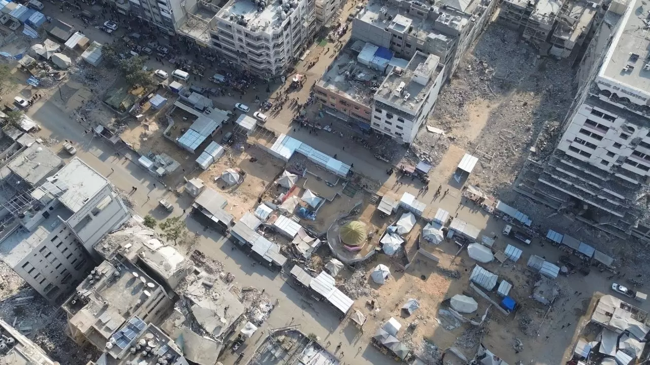 Bir zamanlar törenlerin yapıldığı meydan, şimdi evsizlerin sığınağına dönüştü 8