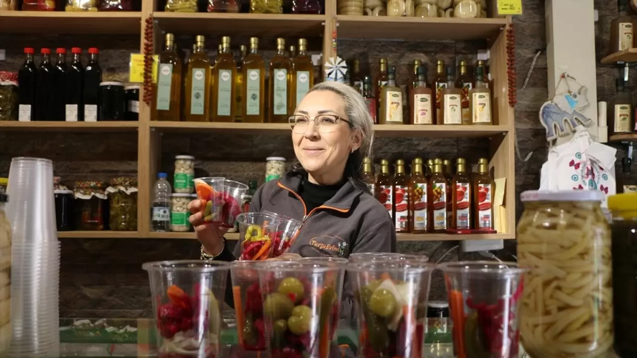 Karşılıklı turşu dükkanı işleten çiftin hikayesi "Neşeli Günler" filmini hatırlatıyor 7